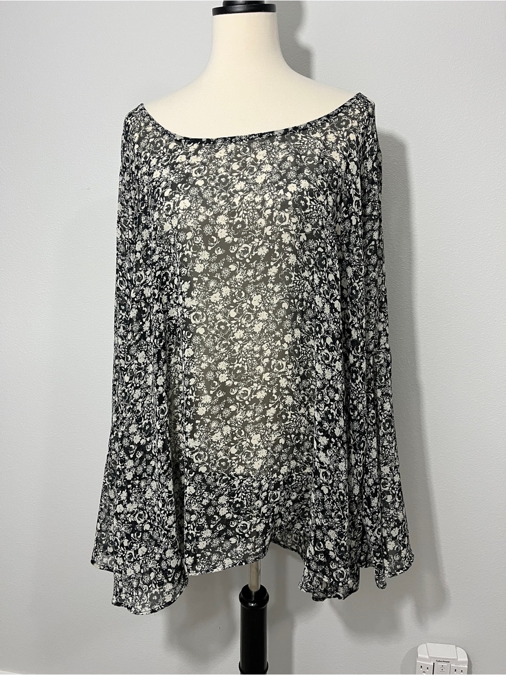 New Torrid Size 3 Black Floral Sheer Chiffon Wide Neck Blouse Top